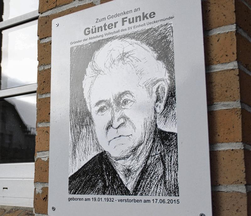 Günter Funke gründete die Volleyball-Abteilung in Ueckermünde. Eine Gedenktafel vor der Goethe-Sporthalle erinnert an ihn. Foto: Christian Johner