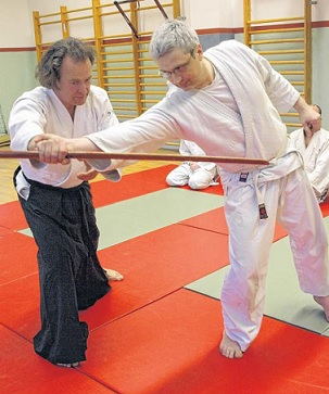 Klaus Boritzki und Rene Schenkel führen vor, wie Aikido funktioniert: Kontrolliert, fließende Bewegungen und schmerzloses Fallen. Bei den beiden hat ein tückischer Angreifer keine Chance. FOTO: SIMONE WEIRAUCH