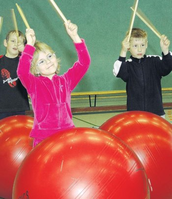 In der Ueckermünder Haff-Grundschule feierten die Schüler den Internationalen Kindertag mit einem Sportfest, bei dem sie auch einige Rekorde zum Jubiläumsjahr der Stadt aufstellten. FOTOS (2): - S. WOLFF