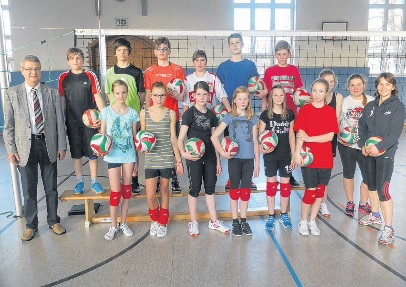 Fotopause: Der Volleyballnachwuchs des SV Einheit Ueckermünde trainiert bei Cornelia Heinrich in der Sporthalle Goethestraße. Die Sektion Volleyball mit 160 Mitgliedern ist die größte. FOTO: SIMONE WEIRAUCH