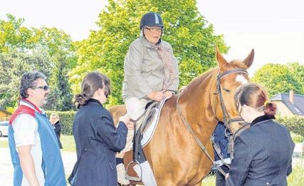 Brigitte Antusch (75) stieg beim Familientag zum ersten Mal auf ein Pferd. Für sie ging ein Traum in Erfüllung. FOTO: STEFANIE PETERS