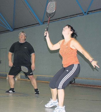 Hoch motiviert sind die Badminton-Spieler jeden Freitag. Sie kämpfen mit viel Ehrgeiz und Einsatzbereitschaft um jeden Ball.
