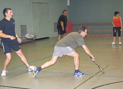 Schnelle kurze Antritte und ein gutes Auge sind beim Badminton erforderlich