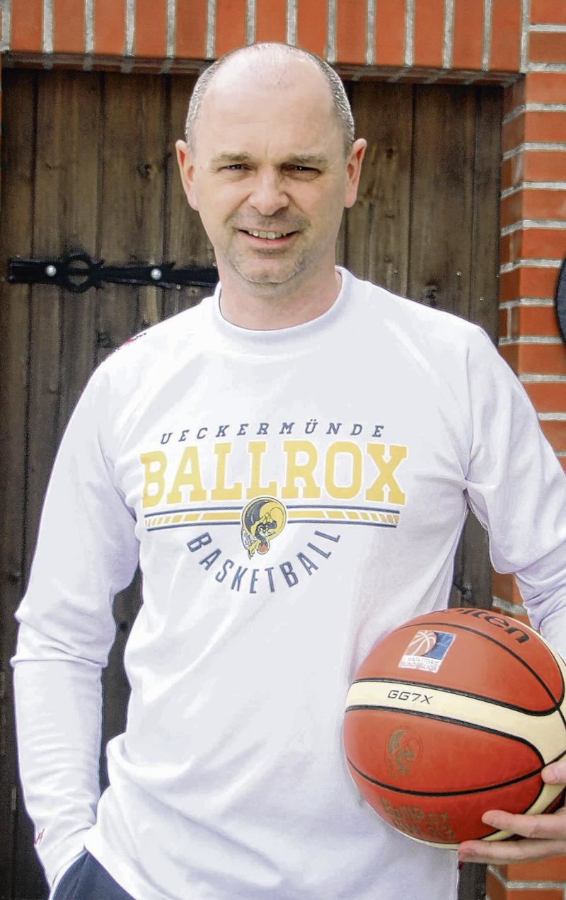 Für das Nordkurier-Foto nahm Guido Winter zum ersten Mal im Jahr 2021 einen Basketball in die Hand. „Die Luft ist raus“, bemerkte der 44-Jährige – was sowohl für den Ball als auch für die inzwischen abgebrochene Basketball-Saison gelten dürfte. Foto: Dennis Bacher