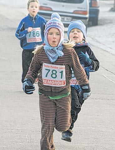 Die drei jüngsten Läufer. Im Endspurt wollte der sechsjährige Malte seine ältere Schwester noch überholen.