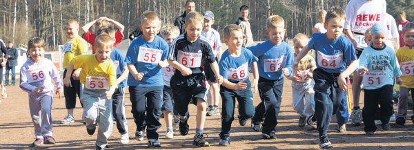 FOTOS (2): T. KRAUSE - Die Kleinsten absolvierten bei der elften Torgelower Greifenmeile die 400-Meter-Runde.