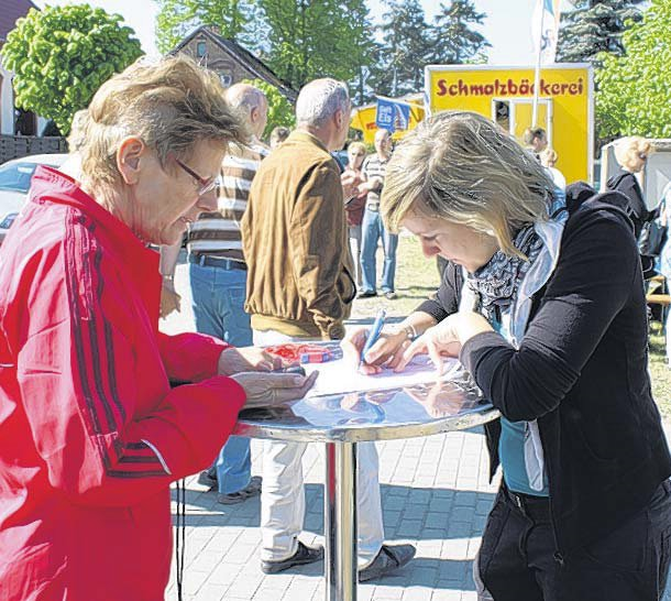 Rita Fründt (links) von der SVG Eggesin gehört zu den engagiertesten Helfern bei den Laufveranstaltungen im Kreis. FOTO: THOMAS KRAUSE