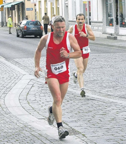 Die Ueckermünder Heinz Fiehn (links) und Eckhard Molenda (hier beim Abendlauf) belegten in der AK 50 die Plätze eins und zwei. FOTOS (2): T. KRAUSE