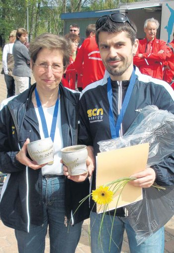 Die Torgelower Brigitte Krüger und Jörn Christ holten sich den Landesmeistertitel im Halbmarathon. - FOTO: PRIVAT