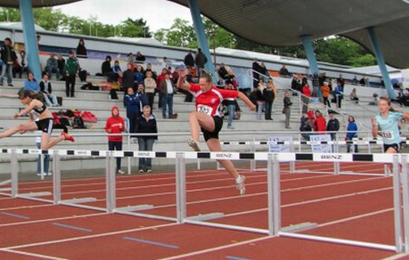 Nadine Stegemann (802 - rotes Trikot - Bildmitte) beim 60m Hürdenlauf