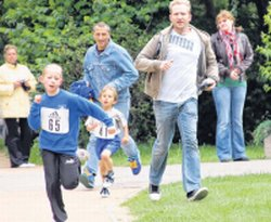 Die Kleinsten wurden bei den zwölf Wettkämpfen des Uecker-Randow-Laufcups, hier beim Torgelower Citylauf, oft von ihren Eltern begleitet.