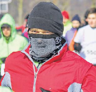 Der Vierecker Jens Pakura war einer von zahlreichen Startern, die ihr Gesicht vor dem eiskaltem Wind schützten. FOTO: STEFAN JUSTA