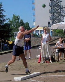 Foto: Guido Pietzke, hier beim Kugelstoßen, leitete über viele Jahre nicht nur die Abteilung Leichtathletik, sondern den ganzen Verein. 