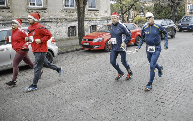 Flitzen mit roten Mützen: Einige Laufsportler sorgten mit weihnachtlicher Kopfbedeckung für reichlich gute Laune auf den Straßen.