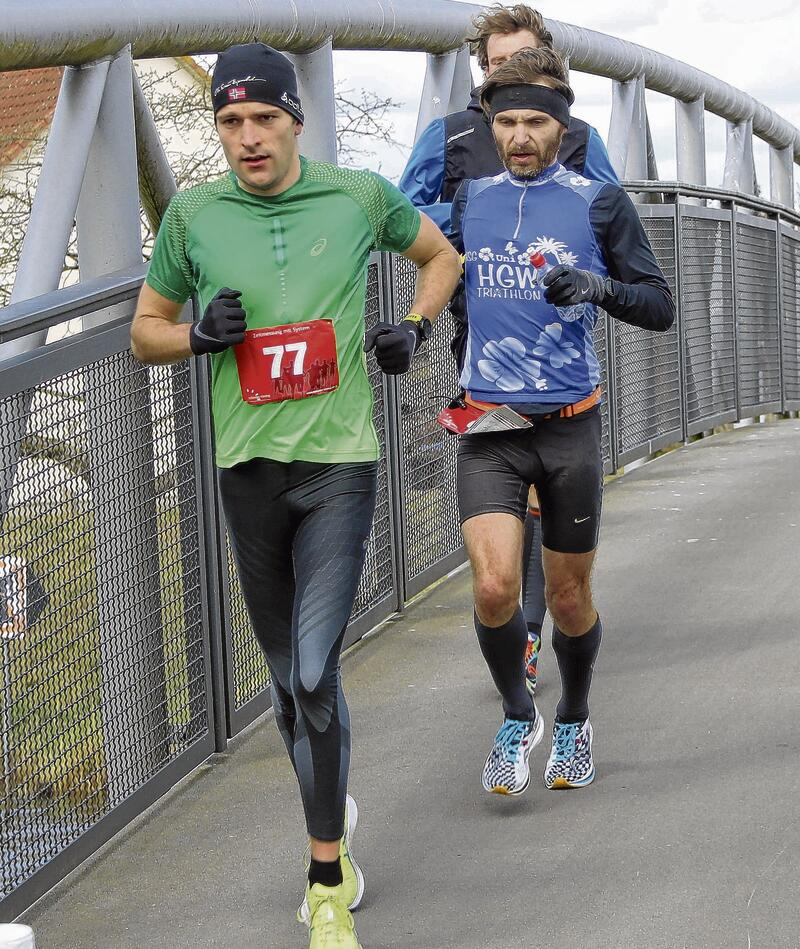 Jan-Henrik Lange von der HSG Uni Greifswald (rechts, beim Rennen im Vorjahr) tritt am Samstag als Titelverteidiger beim Haffmarathon an. Fotos (2): Thomas Krause
