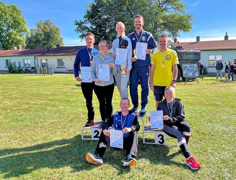 Die Schnellsten über die zwölf Kilometer: Klaus Maciej (2. Platz), Kathleen Utnehmer (2.), Andrea Tritten (1.), Jens Hubert (4.), Sven Lorenz (1.), Dirk Rüscher (3.) und Sandra Schmidt (3., von links).