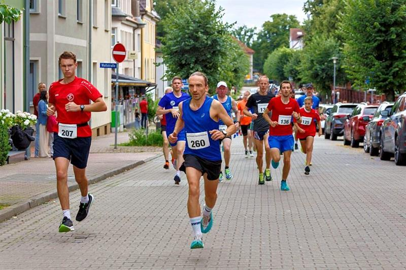 Jan Schmidt vom Team Lübs (Nummer 260) holte sich den Streckensieg über 15 Kilometer. Jan Schmidt vom Team Lübs (Nummer 260) holte sich den Streckensieg über 15 Kilometer.