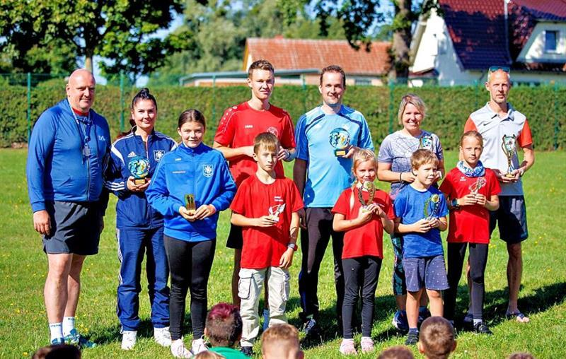 Das Gruppenfoto zeigt alle Streckensieger. Stehend von links neben Bürgermeister Falk Becker: Jeannine Lorenz, Liam Zerwinski, Marcus Lorenz, Sandra Schmidt, Tobias Böttcher. Vorne von links: Joleen Bahn, Antoni Kundschaft, Charlotte Arndt, Florian Schütte, Senta Krumnow. Es fehlen: Andrea Semmler und Heiko Kessel.