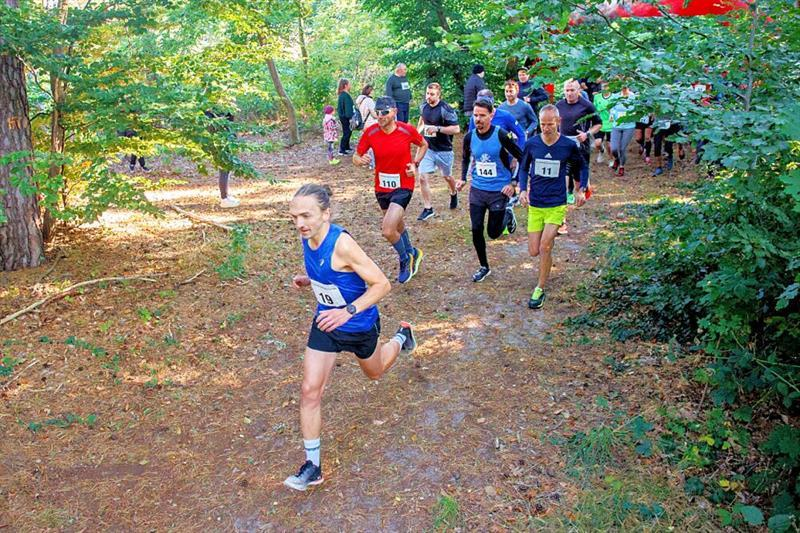 Jan Schmidt (vorne) siegte im Rahmen des Ueckermünder Herbstcross über 8,5 Kilometer in 31:56 Minuten.