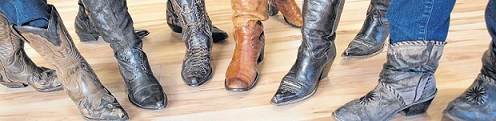 Zeigt her eure Cowboy-Stiefel. Damit können die Ladys richtig gut tanzen. FOTO: SIMONE WEIRAUCH