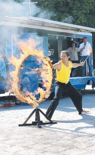 Spektakulär der Auftritt der Tao-Schule Neubrandenburg. Die drei Akteure sprangen durch einen brennenden Reifen.