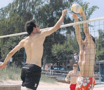 Mit vereinten und zum Teil auch letzten Kräften wurde der Beachvolleyball über das Netz geschmettert – oder meisterlich geblockt.