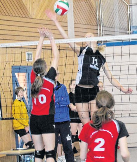 Die Ueckermünder U16- Mädchen (rot, hier im Spiel gegen den Schweriner SC) mussten bei der Finalrunde viel Lehrgeld zahlen. FOTO: THOMAS KRAUSE
