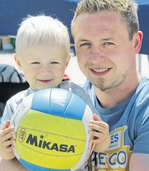 Früh übt sich. Während Papa Ralf Lindstädt mit den Marzahner Füchsen auf Punktejagd ging, drückte Sohn Luca am Spielfeldrand die Daumen. FOTO: 3 X S. JUSTA 