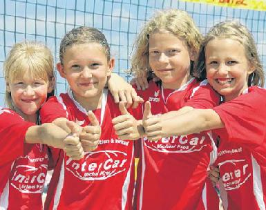 Diese Ueckermünder Mädchen zählten zu den Jüngsten im Teilnehmerfeld. Sie gingen in der Altersklasse U12 an den Start. FOTO: S. JUSTA