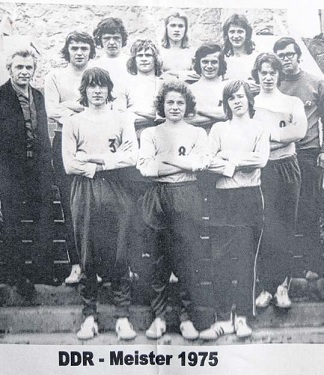 Mit dieser Männermannschaft sicherten sich die Ueckermünder Volleyballer den DDR-Meistertitel. Das war 1975. Links im Bild Volleyball-Urgestein Günter Funke. Er ist mittlerweile 83 Jahre alt und immer noch dem Volleyball verbunden. Foto: ARCHIV