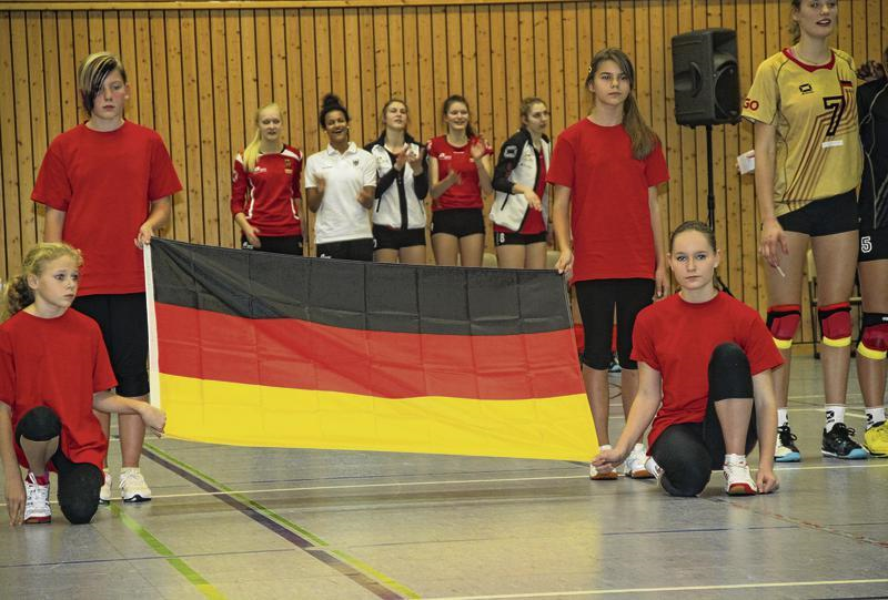 Die Mädchen des SV Einheit Ueckermünde durften die deutsche Fahne tragen. Foto: U. Bilaczewsik