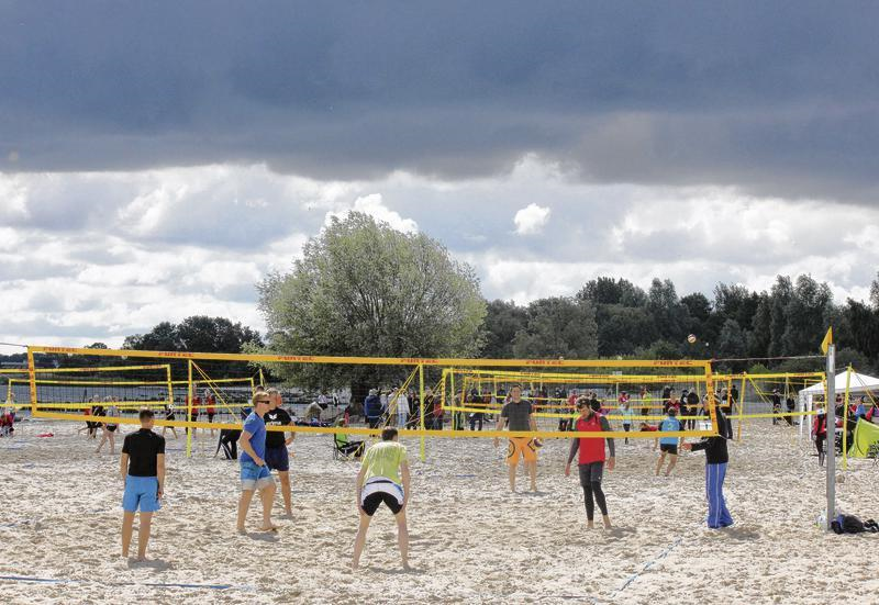 Dicke Wolken über dem Haff. Die Volleyballer ließen sich aber nicht vertreiben. Fotos: Stefan Justa