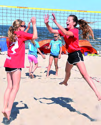 Foto unten: Jolina (links) und Petra spielten gemeinsam ein tolles Turnier, auch die beiden größeren Mädels Hannah und Lina überzeugten als Beachteam im tiefen Sand. 