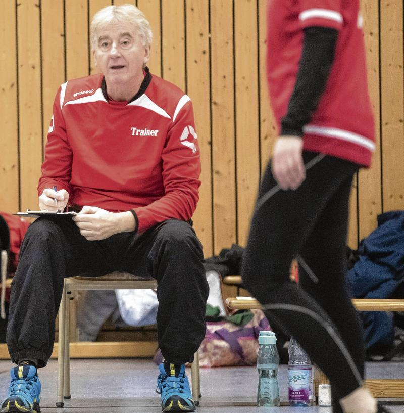 „Nicht schön, aber auch nicht zu ändern.“ Trainer Detlef Rühl nimmt die Verlängerung der Spielunterbrechung zur Kenntnis. Foto: Andy Buenning