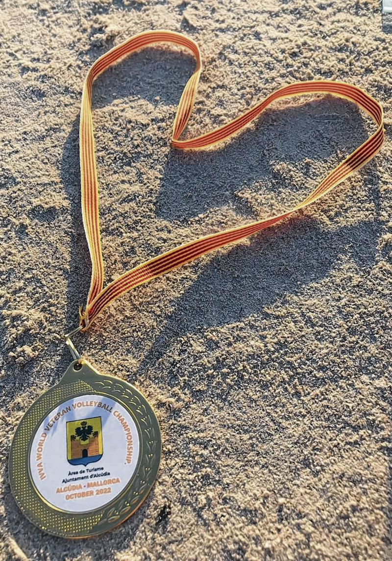 Die Goldmedaille im Sand. Foto: ZVG