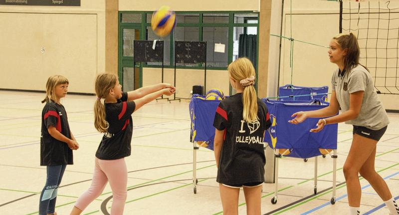 Bei einem gemeinsamen Training in der Torgelower Volkssporthalle erhielten die Volleyball-Mädchen des SV Einheit Ueckermünde wertvolle Tipps von deutschen Nachwuchs-Nationalspielerinnen.