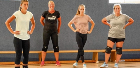 Die Verbandsliga-Frauen aus Ueckermünde bereiteten sich in einem Trainingsspiel gegen die Landesliga-Männer vor. Archivfoto: Dennis Bacher