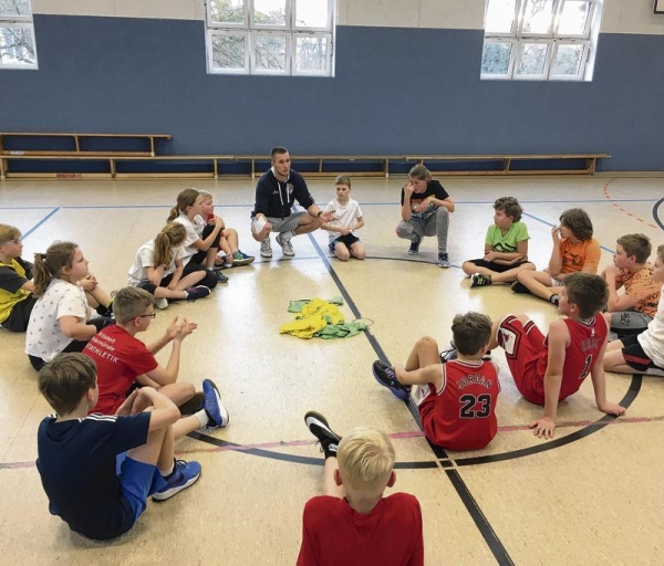 Dozent Tom Schmidt vom EBC Rostock besuchte mehrere Grundschulen, um den Kindern den Basketballsport näherzubringen. Foto: ZVG