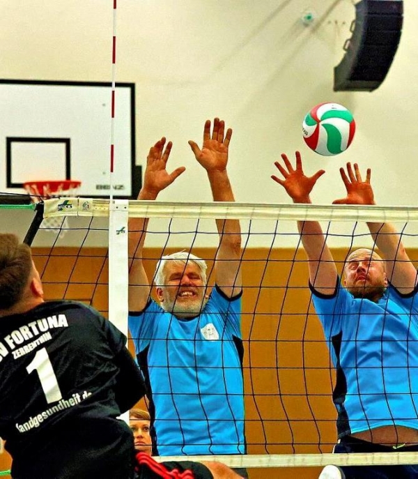 Durchgesetzt: Gegen die Schmetterbälle der Zerrenthiner (vorne) hatte der Strasburger Sechser oftmals das Nachsehen. Foto: Wolfgang Dannenfeldt