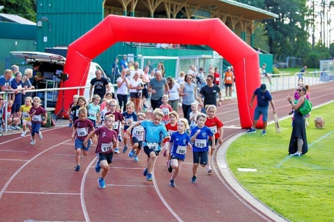 113 Teilnehmer waren beim Bahnlauf II im Ueckermünder Waldstadion dabei - hier die Jüngsten beim Start über die 400 Meter. Foto: Andy Bünning