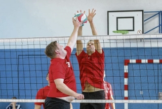 Die Volleyball-Männer des SV Einheit Ueckermünde um Enrico Andreae (hier beim Blockversuch) peilen als Landesliga-Aufsteiger das Podium an. Foto: Andy Bünning