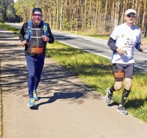 Sven Preußer (links) und Martin Kundschaft (rechts) machten bei einem virtuellen Lauf mit, bei dem Sportler aus ganz Deutschland teilnehmen. Foto: Hartmut Fründt