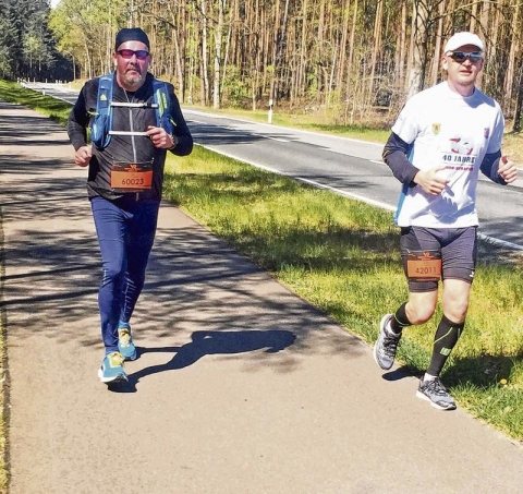 Sven Preußer (links) und Martin Kundschaft (rechts) machten bei einem virtuellen Lauf mit, bei dem Sportler aus ganz Deutschland teilnehmen. Foto: Hartmut Fründt