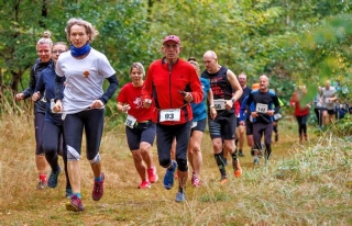 146 Läufer waren beim diesjährigen Ueckermünder Crosslauf dabei. Der Pasewalker Hans-Jürgen Haack (Nummer 93) war mit 79 Jahren der älteste Teilnehmer. Foto: Andy Bünning