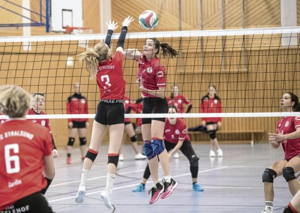 Gut gekämpft und trotzdem verloren: Ueckermündes Volleyballerinnen um Mittelblockerin Antje Fröhlich-Röder (am Netz) präsentierten sich trotz der Niederlagen in ansprechender Verfassung. Fotos: Andy Buenning