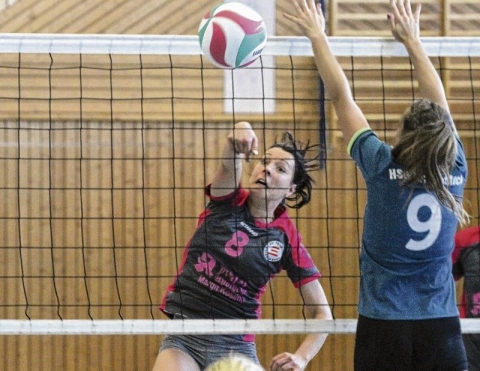Volleyball-Frauen spielen zu Hause als Tabellenführer