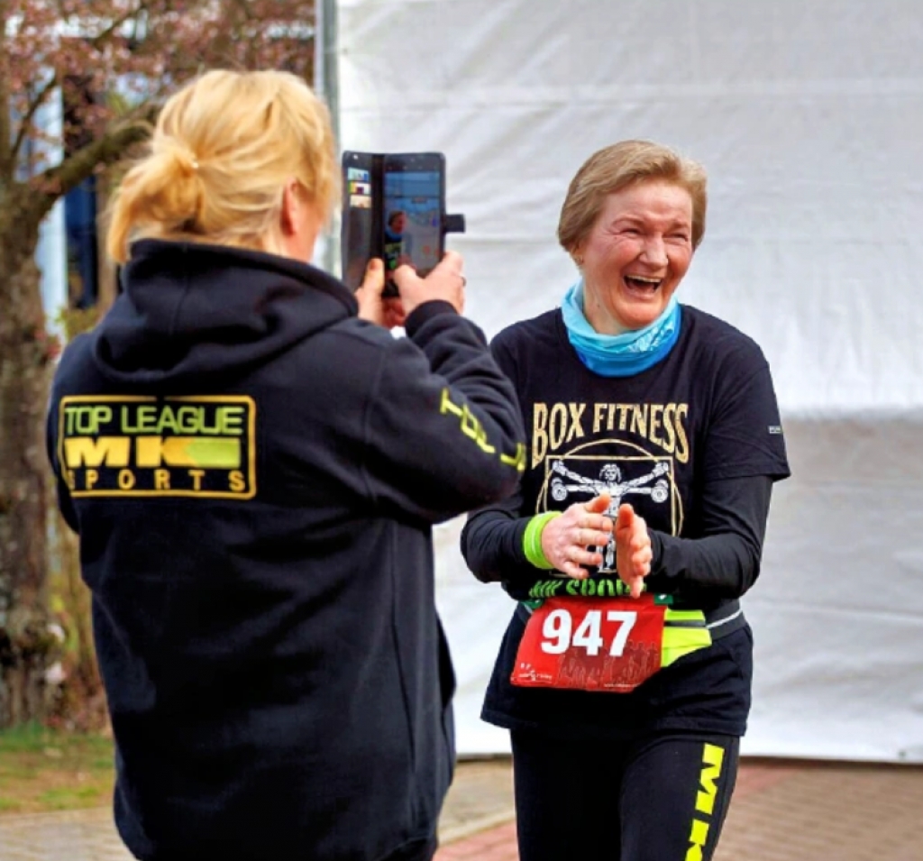Da durfte ein Erinnerungsfoto nicht fehen: Die Walkerin Kathrin Schönhoff (W55/MK Sports Eggesin) war glücklich über ihre 2:47:33 Stunden auf der Halbmarathon-Distanz. Foto: A. Bünning