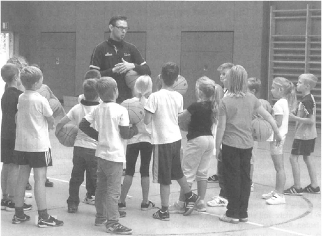 Daniel Havlitschek Jugendwart des BVMV mit Schülern der Grundschule Eggesin