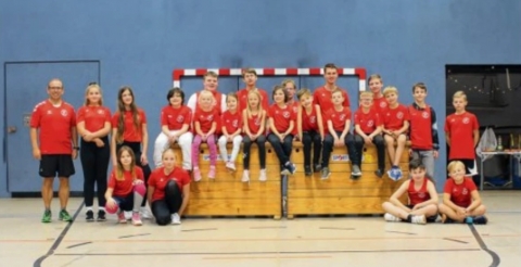 Der Einheit-Nachwuchs präsentierte stolz die neue Laufkleidung, die es am Rande der Weihnachtsfeier gab. Foto: ZVG