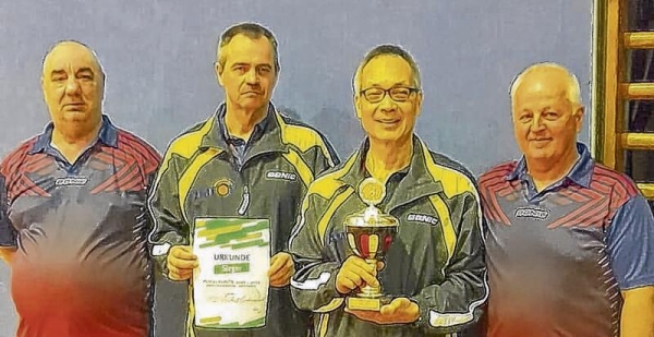 Roland Broschüre, Jörn Klünder, Tuan Trinh und Mario Lejeune freuen sich über den Tischtennis-Kreispokal. Foto: ZVG